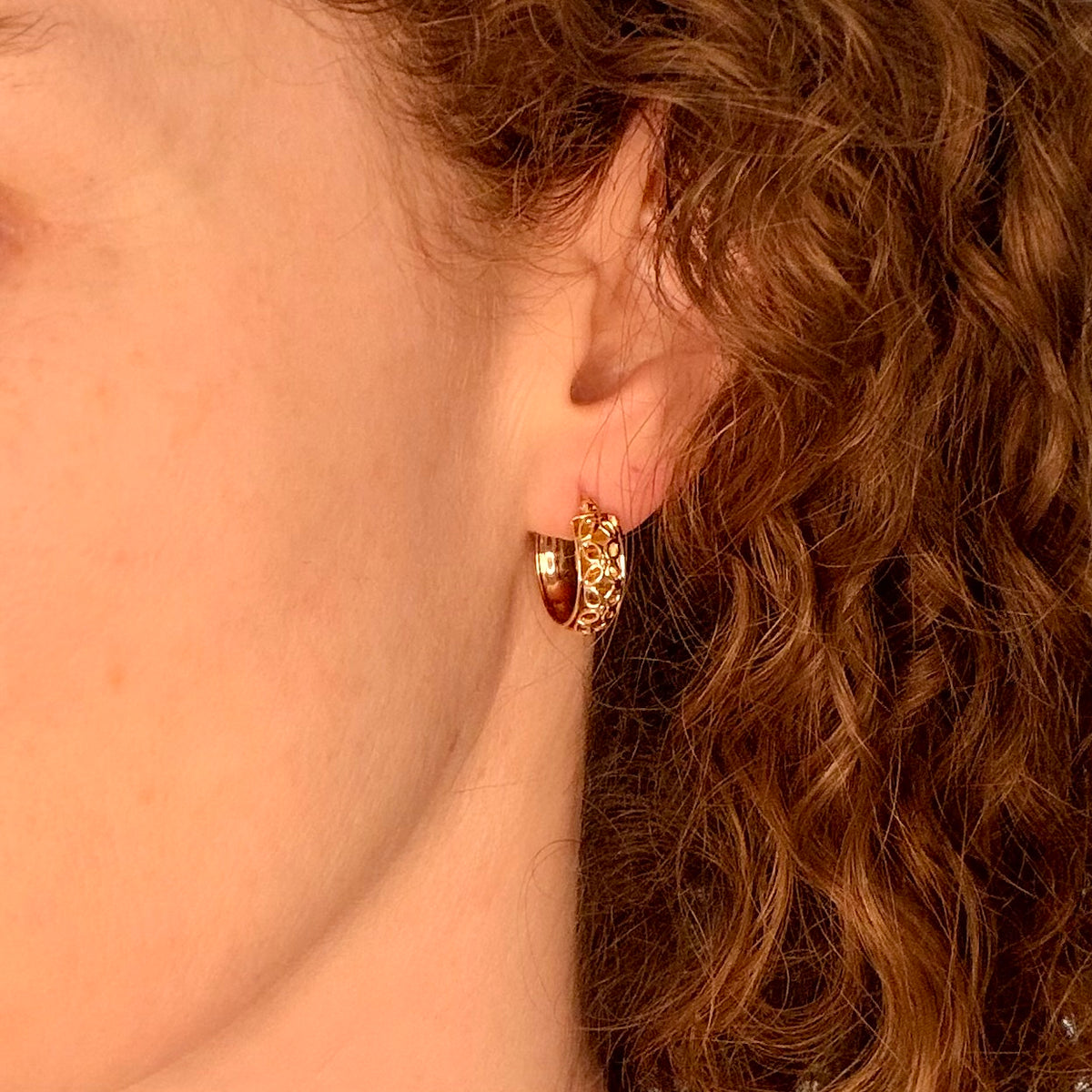 A Handful of Flowers 💐 (Vintage 10KT Yellow Gold Small Floral Cut out Hoops)