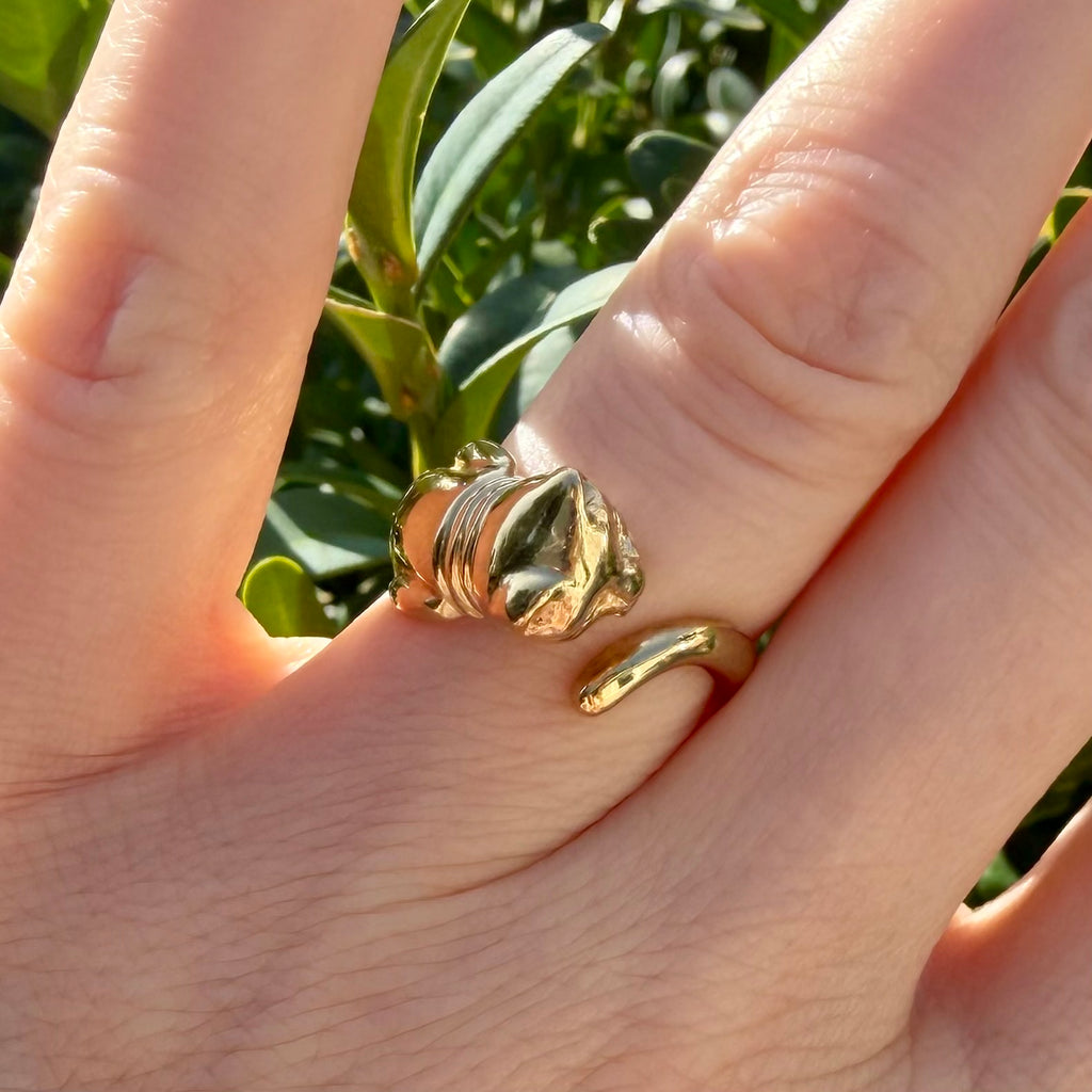 You've Got to Be Kitten Me!  😽  (Vintage 10KT Yellow Gold Cat Ring)