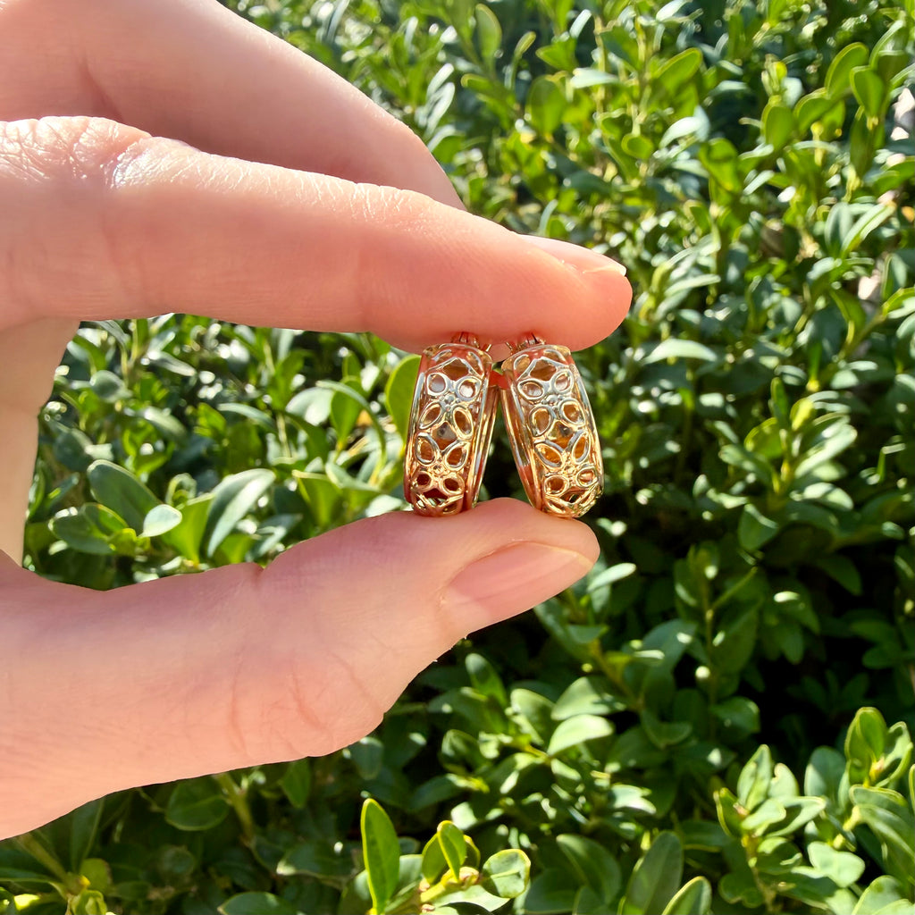 A Handful of Flowers 💐 (Vintage 10KT Yellow Gold Small Floral Cut out Hoops)