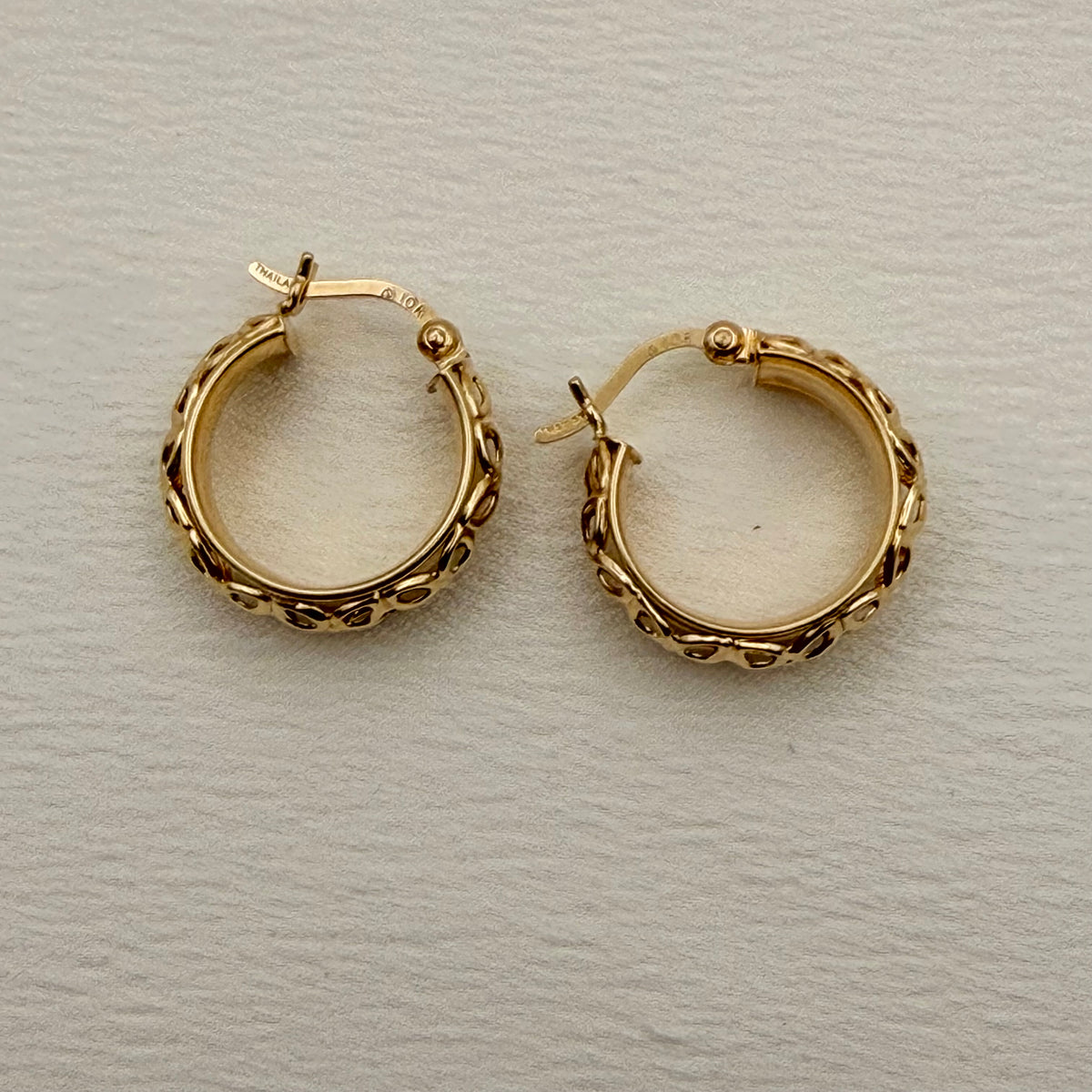 A Handful of Flowers 💐 (Vintage 10KT Yellow Gold Small Floral Cut out Hoops)