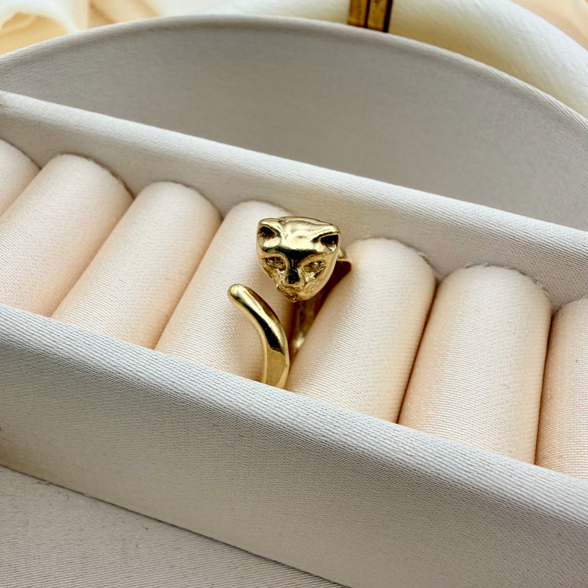 You've Got to Be Kitten Me!  😽  (Vintage 10KT Yellow Gold Cat Ring)
