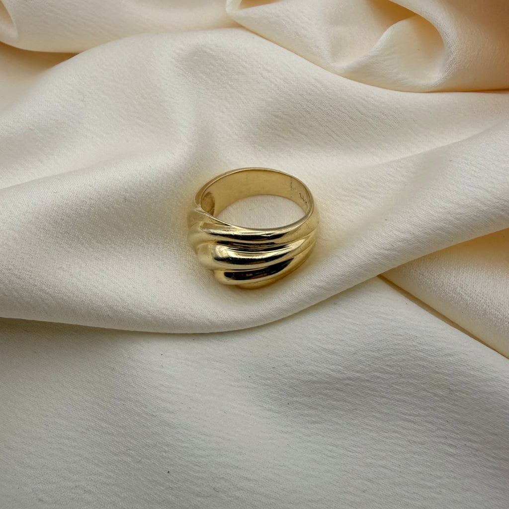 She's Making Waves 🌊  (Vintage 1980's 14KT Yellow Gold Wave Band Ring)