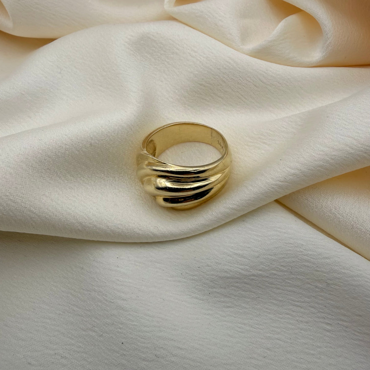 She's Making Waves 🌊  (Vintage 1980's 14KT Yellow Gold Wave Band Ring)