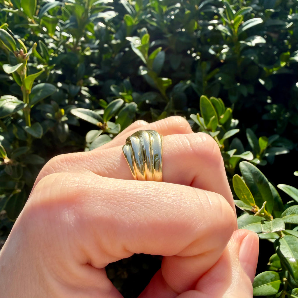 She's Making Waves 🌊  (Vintage 1980's 14KT Yellow Gold Wave Band Ring)