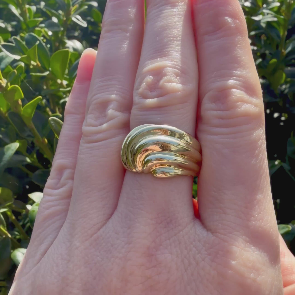 She's Making Waves 🌊  (Vintage 1980's 14KT Yellow Gold Wave Band Ring)