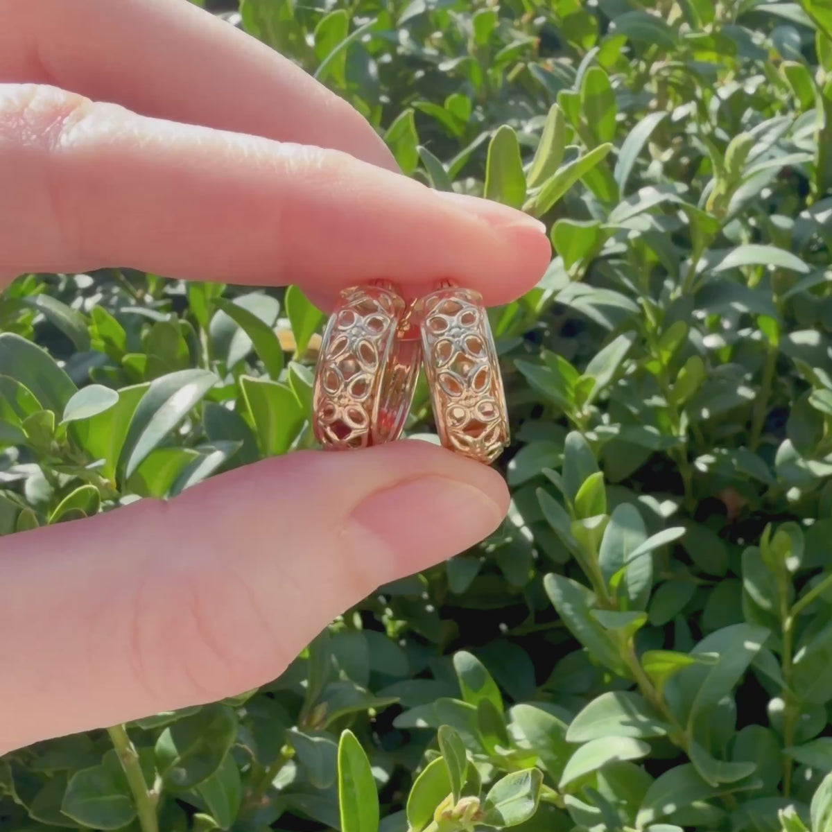 A Handful of Flowers 💐 (Vintage 10KT Yellow Gold Small Floral Cut out Hoops)
